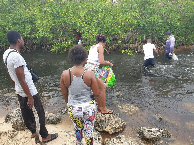 les-pecheurs-de-crabe-a-port-louis_5