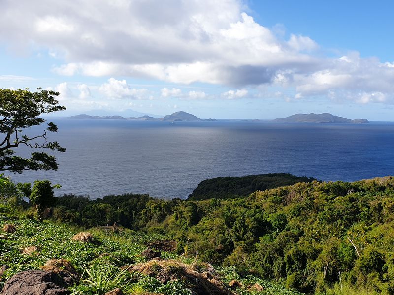 vue-sur-les-iles-les-saintes-et-derriere-la-dominique