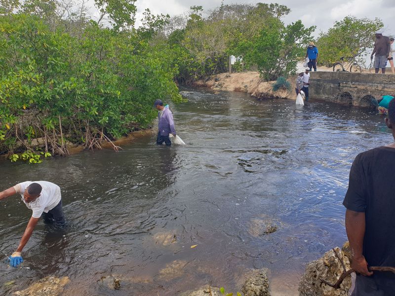 les-pecheurs-de-crabe-a-port-louis_4